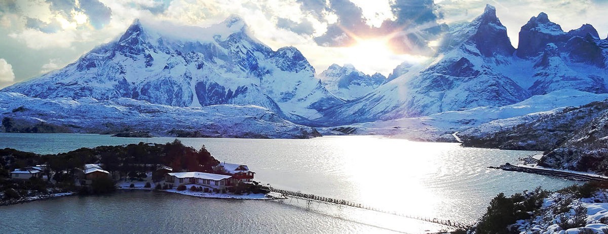 Impresionantes nubes sobre las montañas vistas desde los terrenos de Hosteria Pehoé.