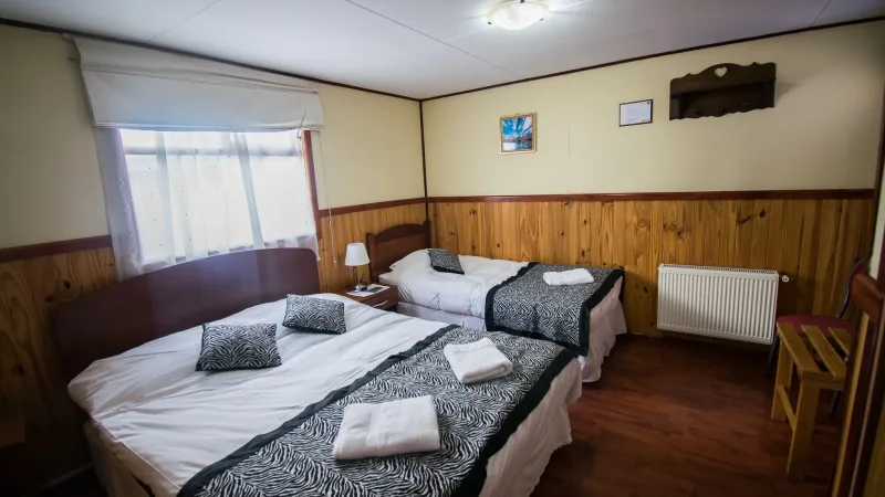 Fachada y entrada modernas del Hotel Alcázar en Puerto Natales.