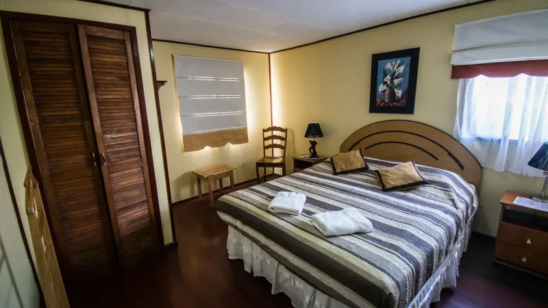 Amplio baño privado en una suite para huéspedes del Hotel Alcázar con comodidades modernas.