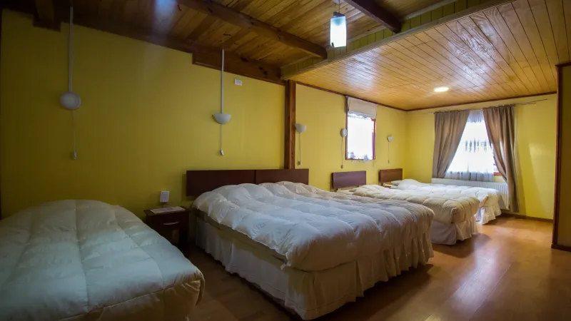 La amable recepción donde los huéspedes realizan el registro de entrada en el Hotel Alcázar.