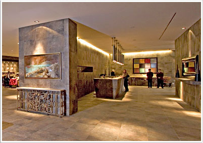 La elegante fachada de piedra y cristal del Hotel Cabo de Hornos en la plaza principal de Punta Arenas.