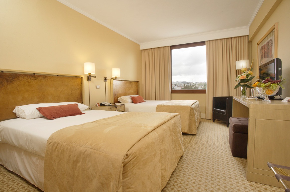 Los huéspedes cenan en el elegante restaurante del Hotel Cabo de Hornos con vistas al centro de la ciudad.