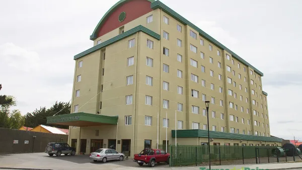 Piscina interior aquecida e instalações de spa estão disponíveis para os hóspedes do Hotel Diego de Almagro.