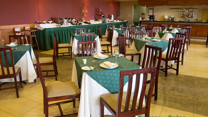 O amplo buffet de café da manhã do Hotel Diego de Almagro oferece uma variedade de produtos locais.