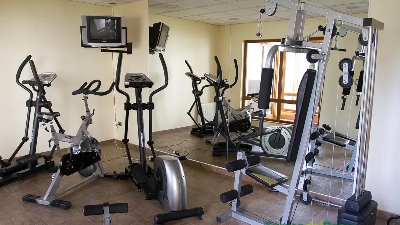 Um canto tranquilo para negócios, com computadores e mesas, dentro do Hotel Diego de Almagro.