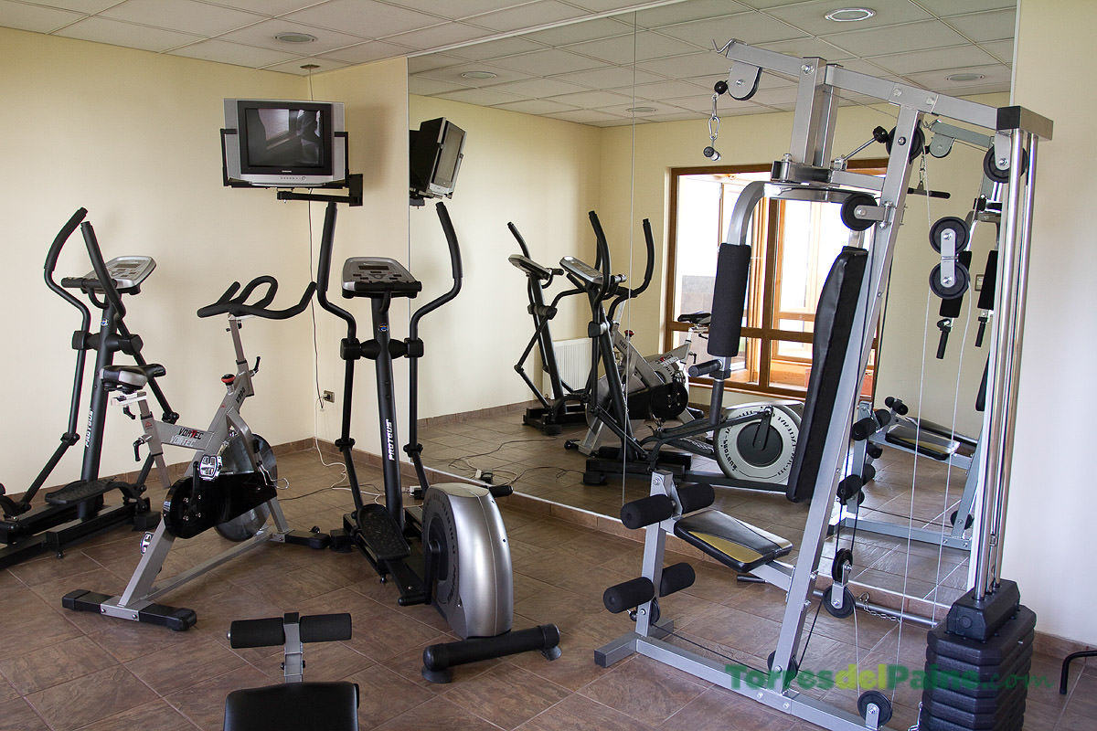 Um canto tranquilo para negócios, com computadores e mesas, dentro do Hotel Diego de Almagro.