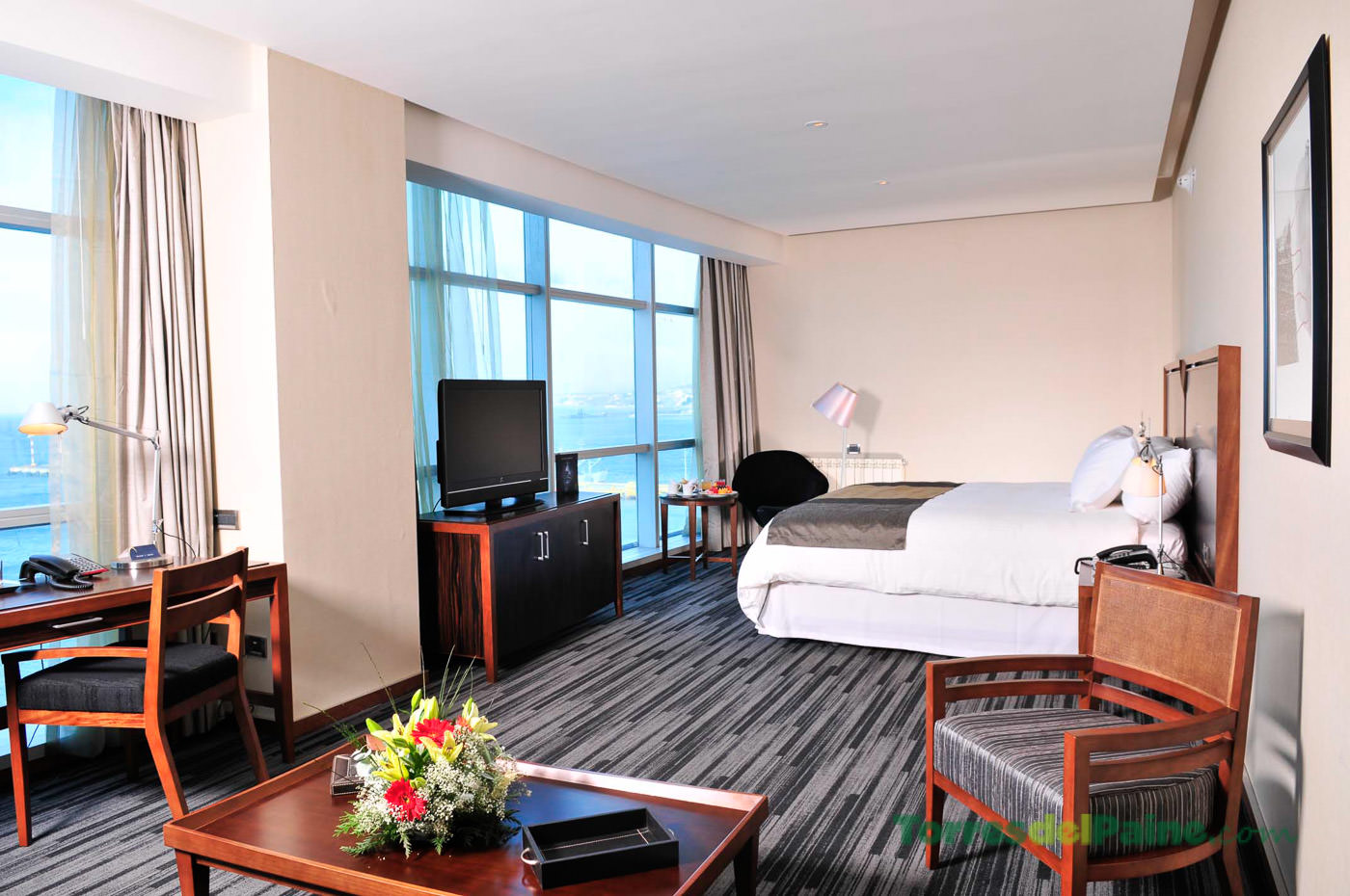 Ambiente animado en el casino del Hotel Dreams del Estrecho, con diversas mesas de juego y máquinas tragamonedas.