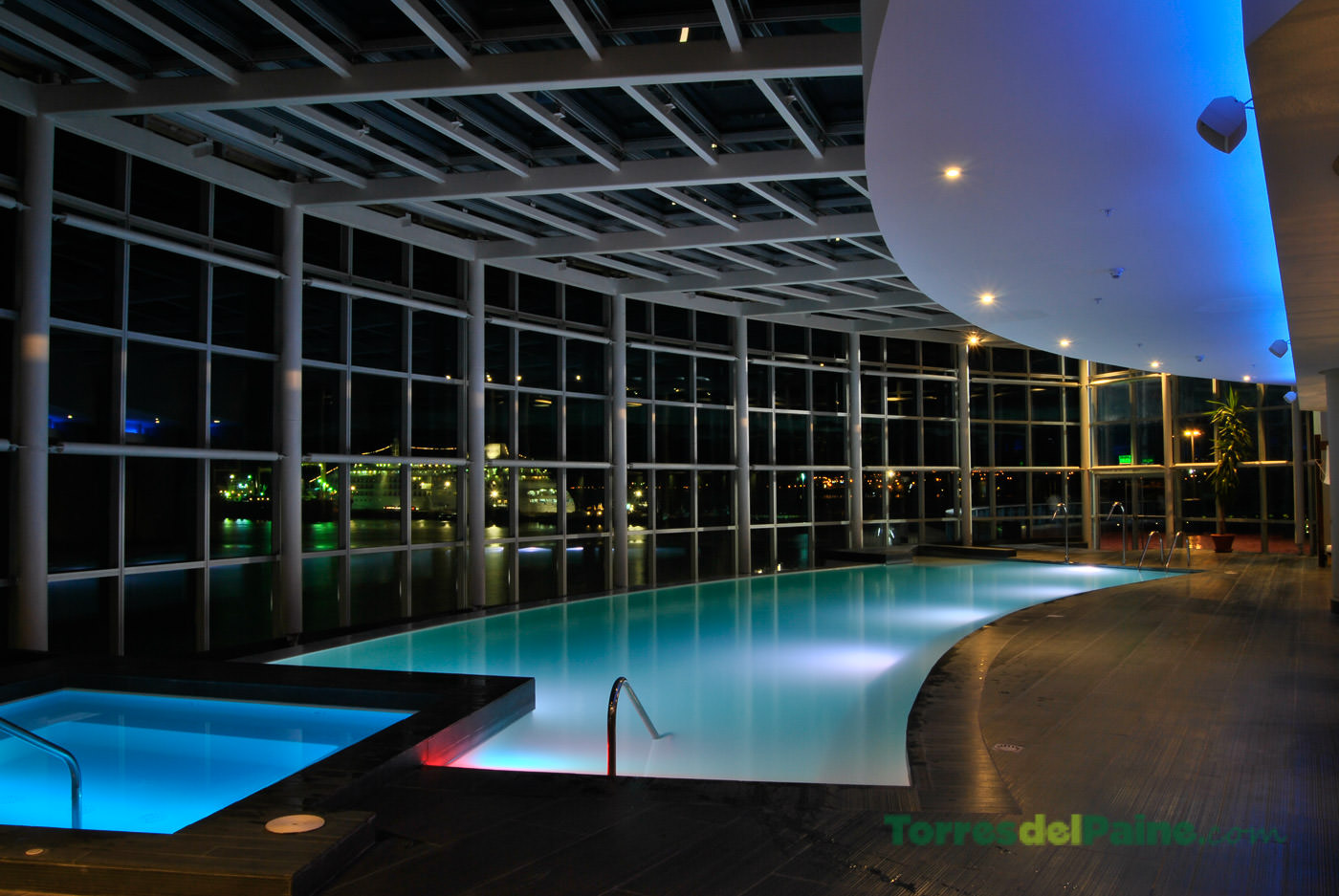 El bar panorámico del Hotel Dreams del Estrecho ofrece vistas a la ciudad y al Estrecho de Magallanes.