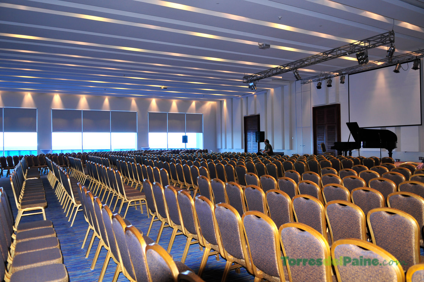 Plato gourmet presentado con exquisitez en el elegante restaurante del Hotel Dreams del Estrecho.