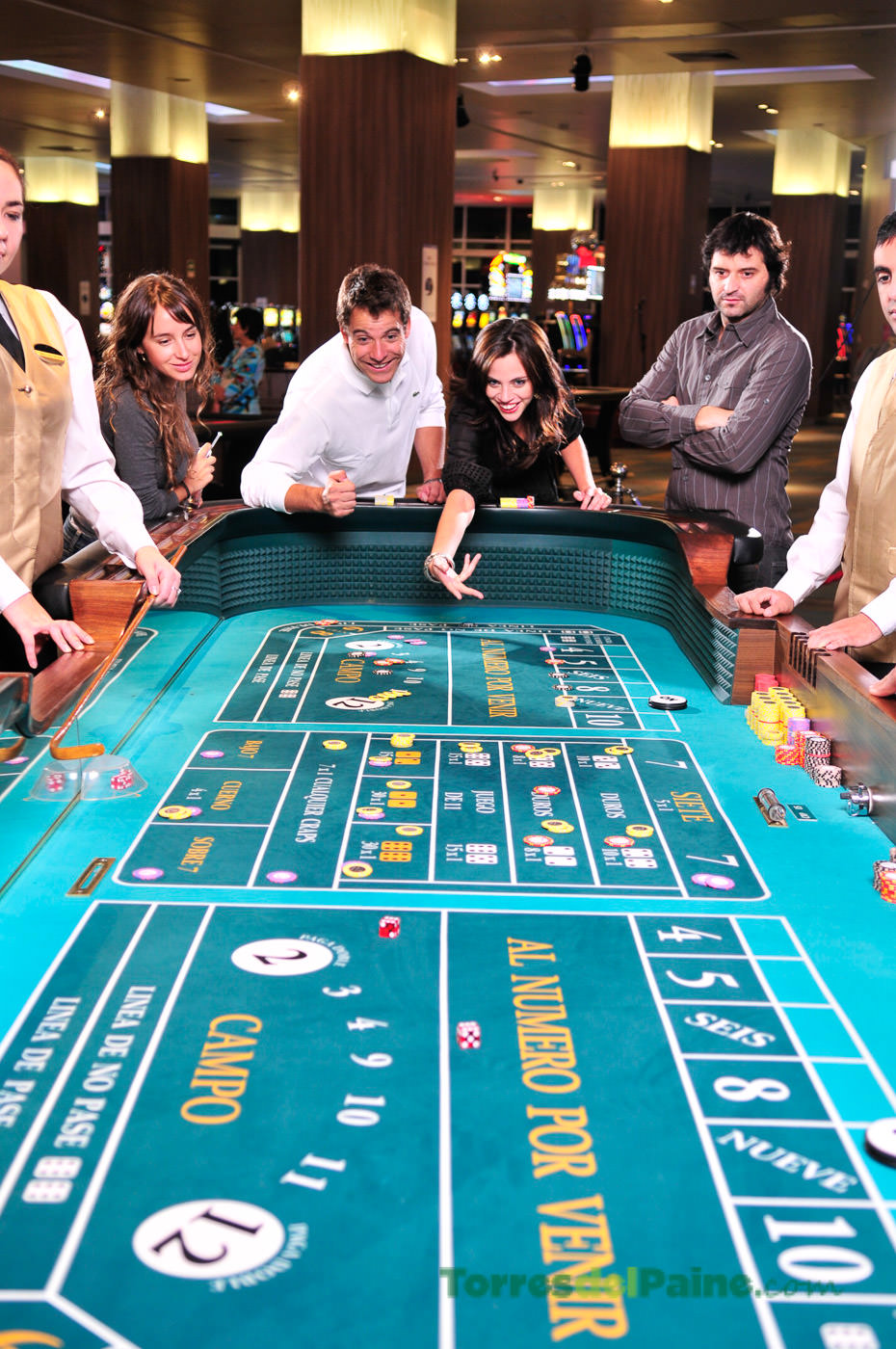 Vista nocturna del edificio del Hotel Dreams del Estrecho iluminado contra el horizonte de Punta Arenas.