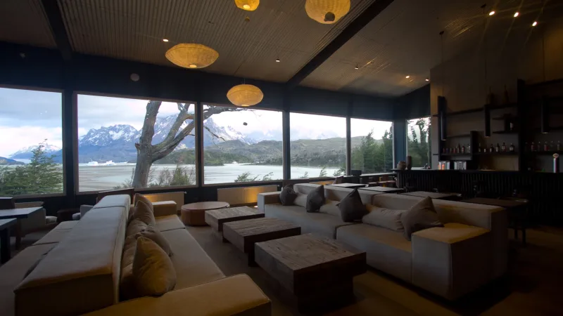 El moderno salón del Hotel Lago Grey cuenta con cómodos sofás y obras de arte locales.