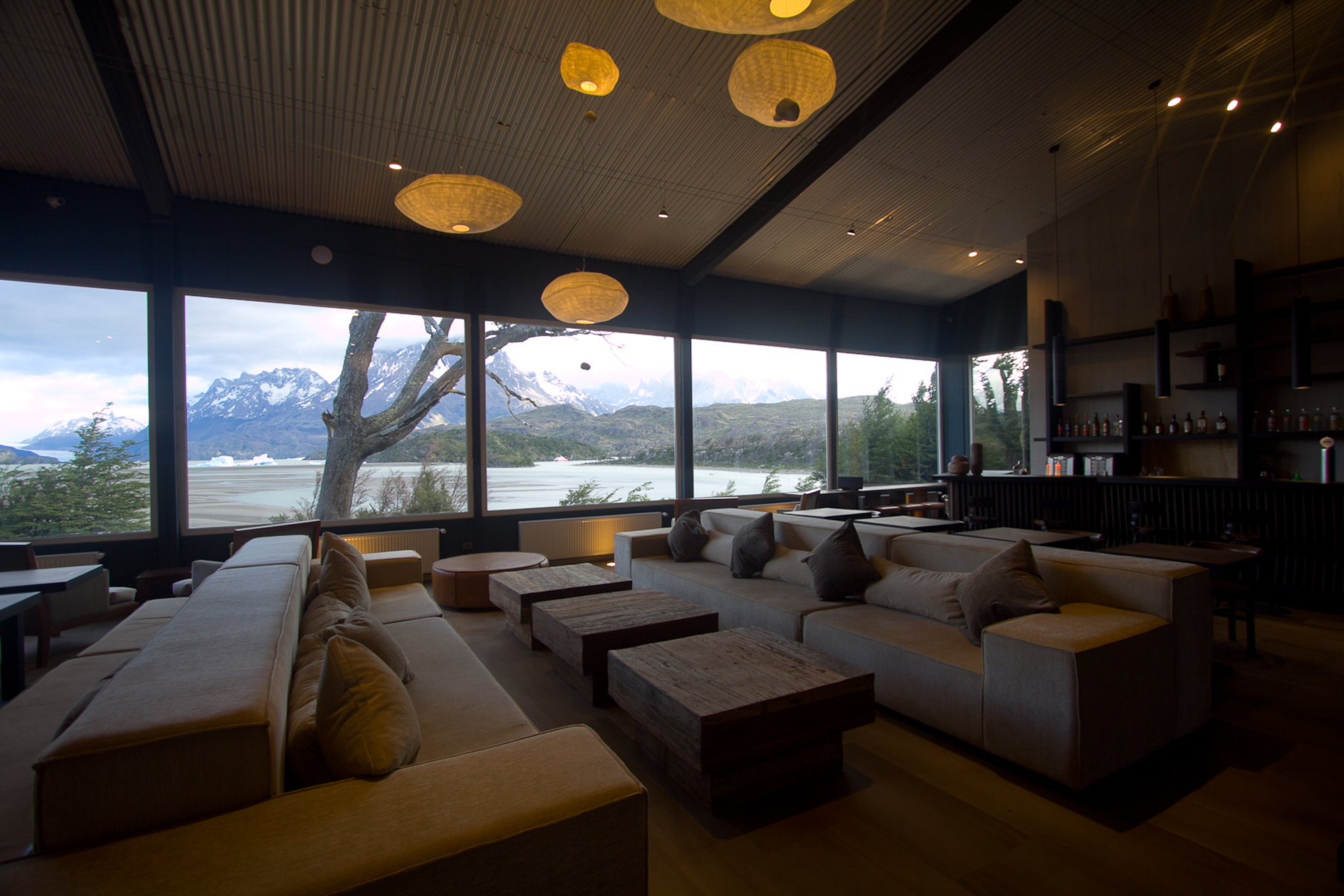 The modern lounge area at Hotel Lago Grey with comfortable sofas and local artwork.