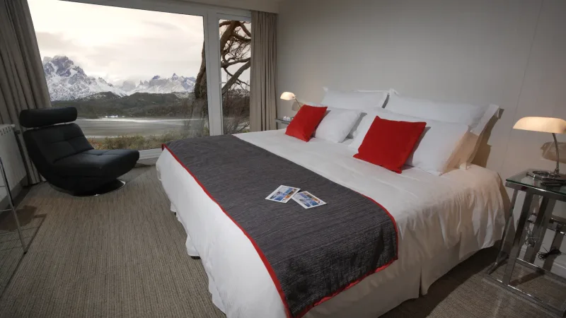 La recepción del Hotel Lago Grey, donde los huéspedes son recibidos en el corazón del parque.