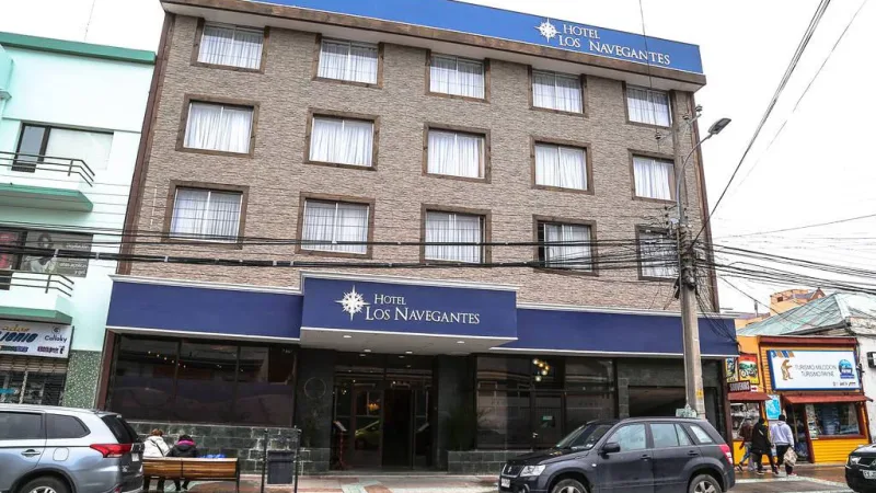Interior de banheiro moderno no Hotel Los Navegantes, com azulejos impecáveis ​​e comodidades de bom gosto.