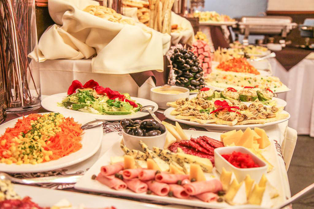 El espacioso comedor y la zona de restaurante del Hotel Los Navegantes, preparados para una comida formal.