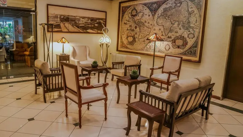 A área de estar do hotel conta com confortáveis ​​poltronas de couro e uma atmosfera clássica da Patagônia.