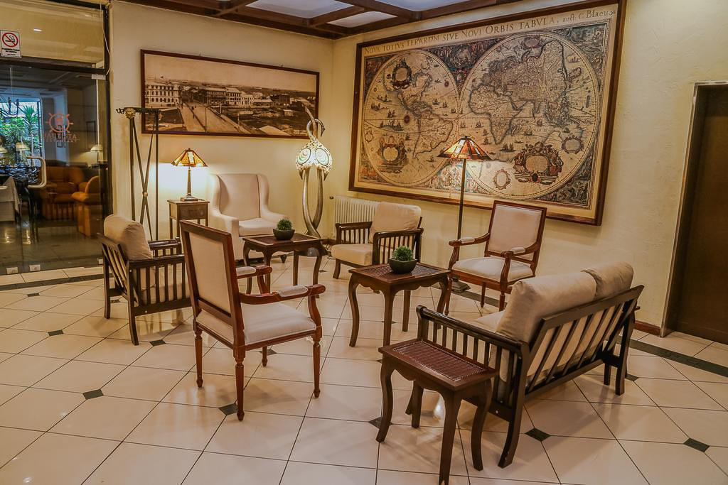 El salón del hotel cuenta con cómodos sillones de cuero y un ambiente clásico patagónico.