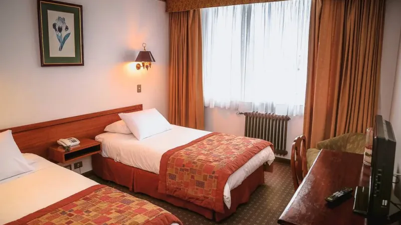 Fachada do Hotel Los Navegantes, mostrando sua localização central em Punta Arenas.