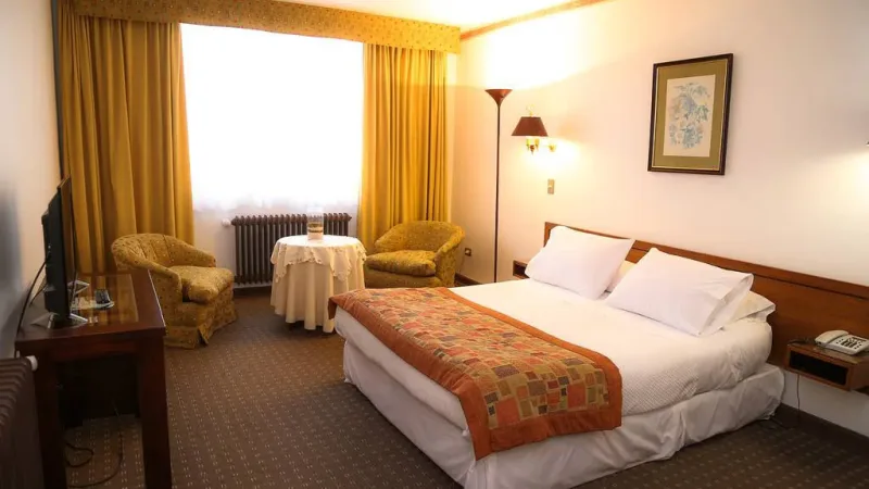Um quarto individual luminoso e arejado, ideal para viajantes individuais, no Hotel Los Navegantes.