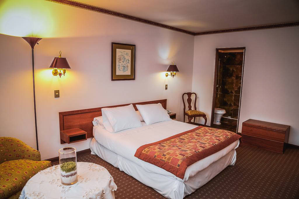 Imagen detallada del bufé de desayuno del Hotel Los Navegantes, que incluye bollería fresca de la zona.