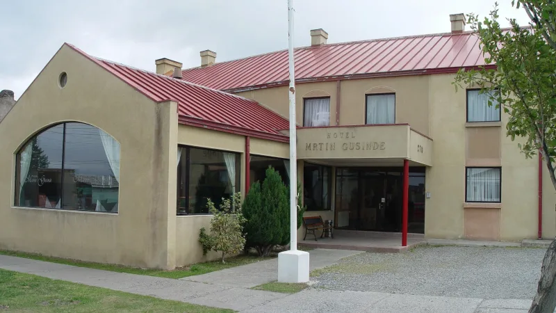 Vista exterior del Hotel Martín Gusinde en Puerto Natales, con su distintivo estilo arquitectónico.