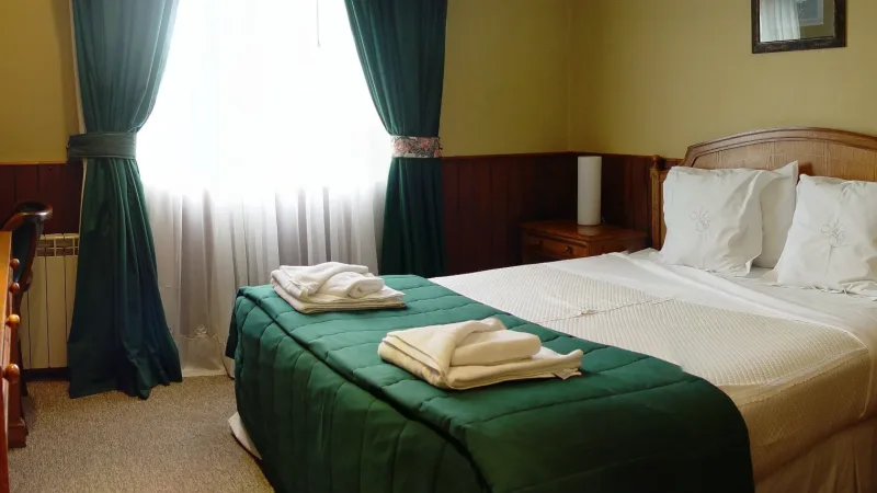 Um quarto duplo no Hotel Martin Gusinde oferece um refúgio tranquilo para viajantes.