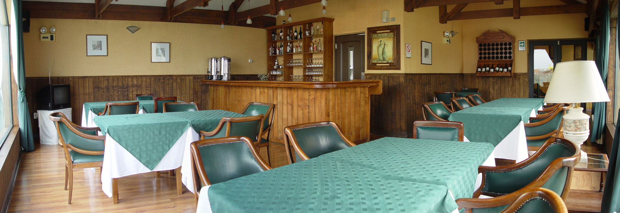 Modern en-suite bathroom at Hotel Martin Gusinde with contemporary fixtures.