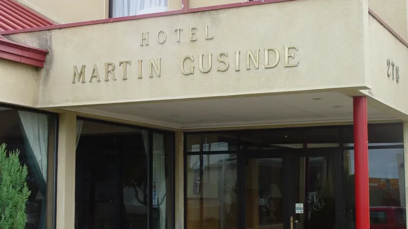 O bar acolhedor do Hotel Martin Gusinde é perfeito para desfrutar de uma bebida após um dia de caminhadas.