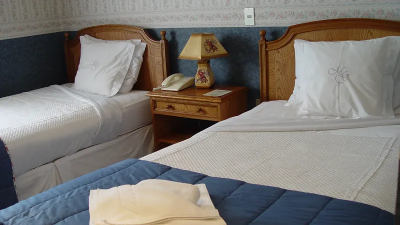 O recanto de leitura do hotel oferece vistas para o jardim e para a orla de Puerto Natales.