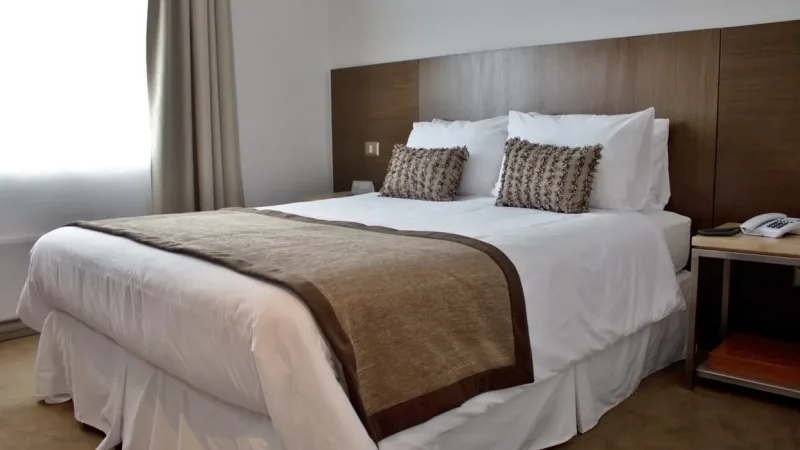 O convidativo bar do hotel Martin Gusinde oferece uma ampla seleção de bebidas espirituosas e vinhos locais.