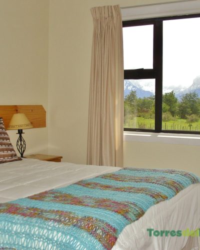 O Hotel Paine oferece instalações sanitárias modernas, mantendo uma estética limpa e rústica.
