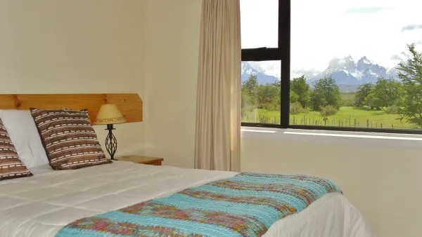 Los baños del Hotel Paine son modernos y conservan una estética limpia y rústica.