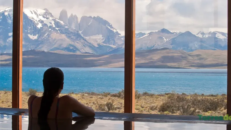 La emblemática arquitectura curva de madera del Hotel Tierra Patagonia con vistas al lago Sarmiento.