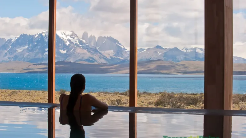 Interior de una habitación en Tierra Patagonia, donde el diseño minimalista enmarca una vista panorámica del parque nacional.