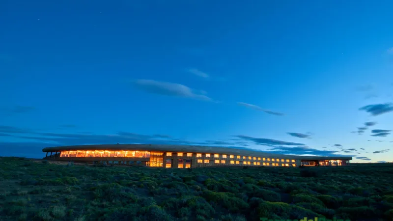 La acogedora biblioteca y sala de estar de Tierra Patagonia cuenta con cómodos sofás y una gran chimenea.
