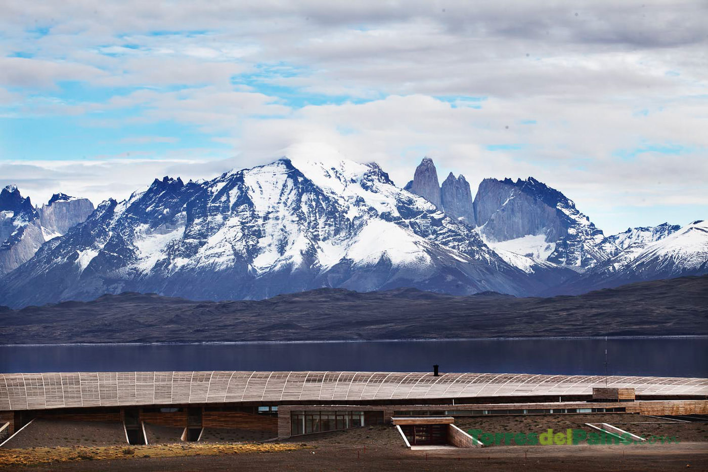 Uma piscina coberta no Uma Spa do Tierra Patagonia, com vista para as montanhas através de enormes paredes de vidro.