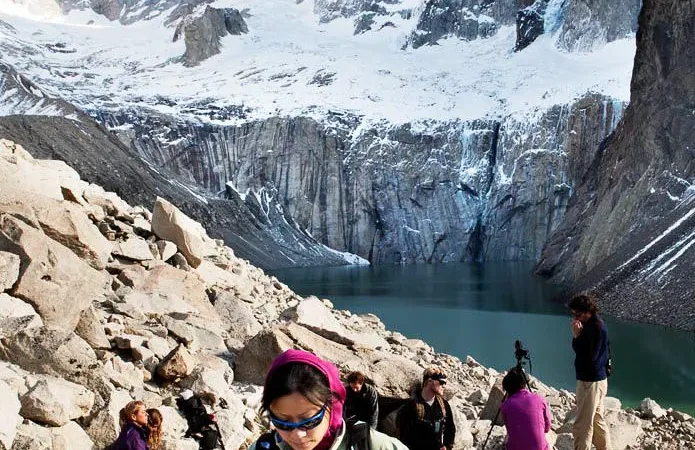 El exterior de Tierra Patagonia al atardecer, con su estructura revestida de madera que brilla contra el cielo crepuscular.