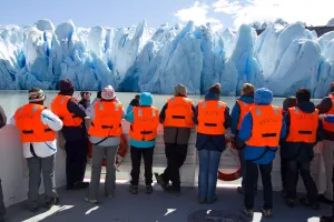 Un guía a bordo del barco Grey III explica la geología y la historia del Campo de Hielo Patagónico Sur.