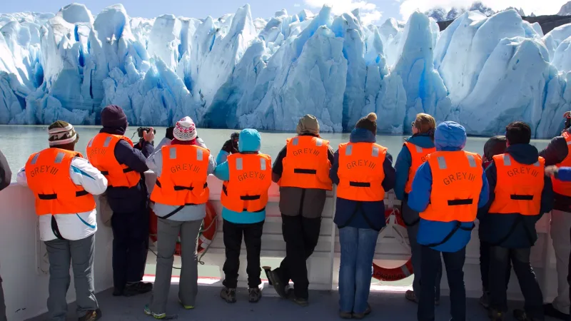 Un guía a bordo del barco Grey III explica la geología y la historia del Campo de Hielo Patagónico Sur.