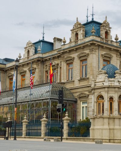 La imponente fachada neoclásica del Palacio Sara Braun, un monumento histórico en Punta Arenas.