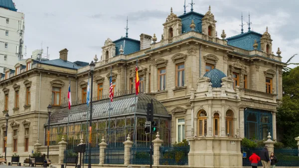 A grandiosa fachada neoclássica do Palácio Sara Braun, um marco histórico em Punta Arenas.