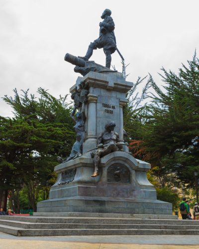 La plaza central de Punta Arenas, Plaza Muñoz Gamero, presenta el monumento a Fernando de Magallanes.