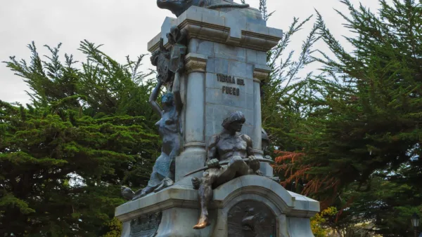 A praça central de Punta Arenas, Plaza Muñoz Gamero, com o monumento a Fernão de Magalhães.