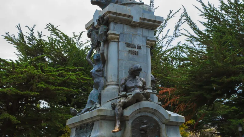 A praça central de Punta Arenas, Plaza Muñoz Gamero, com o monumento a Fernão de Magalhães.