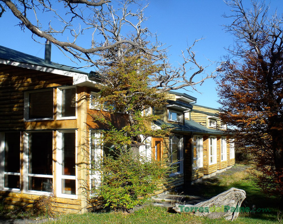 O refeitório do Refúgio Torre Central, onde os caminhantes se reúnem para refeições comunitárias.