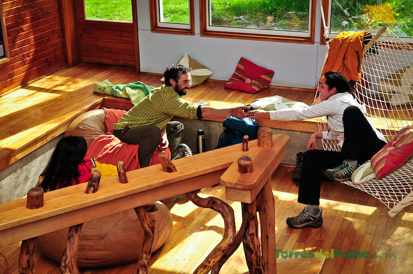 Uma seleção de equipamentos de trekking e lanches está disponível no minimercado do Refúgio Torre Central.