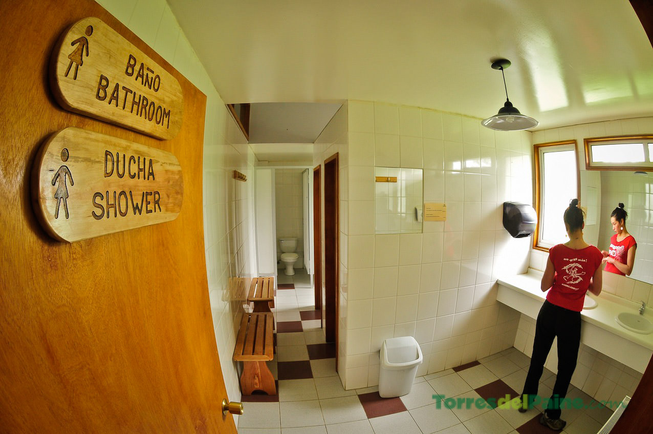 Sinalização externa dando as boas-vindas aos caminhantes ao Refúgio Torre Central e ao setor Las Torres.