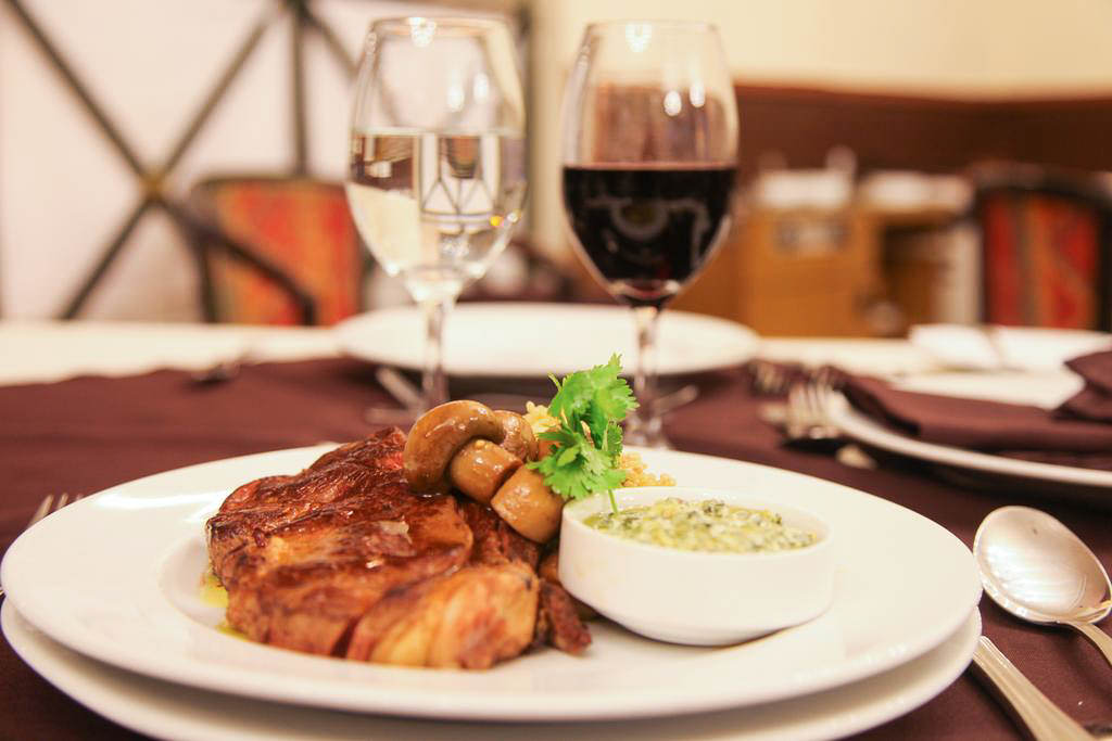 An outdoor seating area at Restaurant Bautista, perfect for al fresco dining in the park.