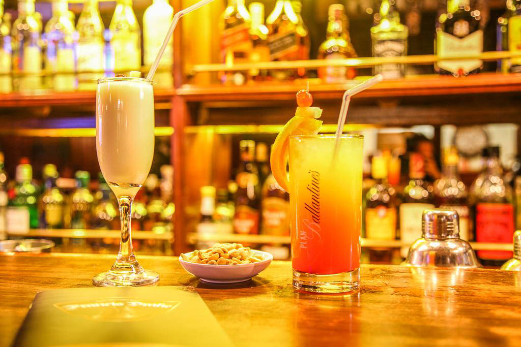 A cozy wooden interior of Restaurant Bautista, featuring rustic beams and mountain-view windows.