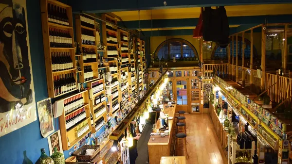 A fachada colorida e icônica do Restaurante La Luna, um local popular para refeições em Puerto Natales.